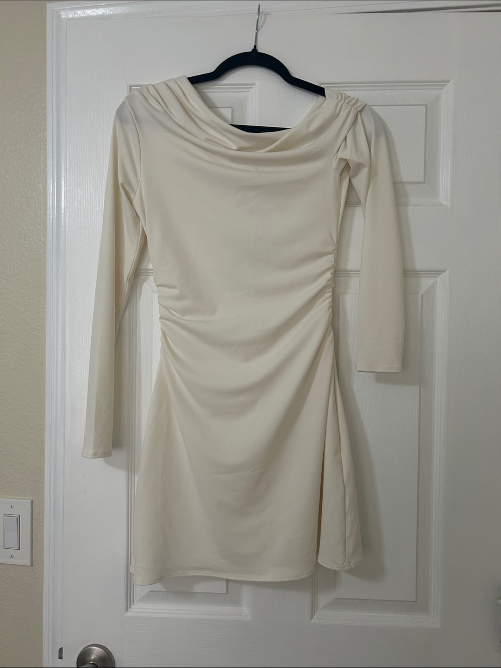 Abercrombie & Fitch Ivory Long-Sleeve Ruched Ponte Dress
